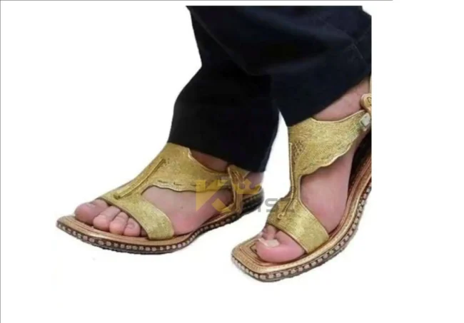 lawa zari chappal Gold